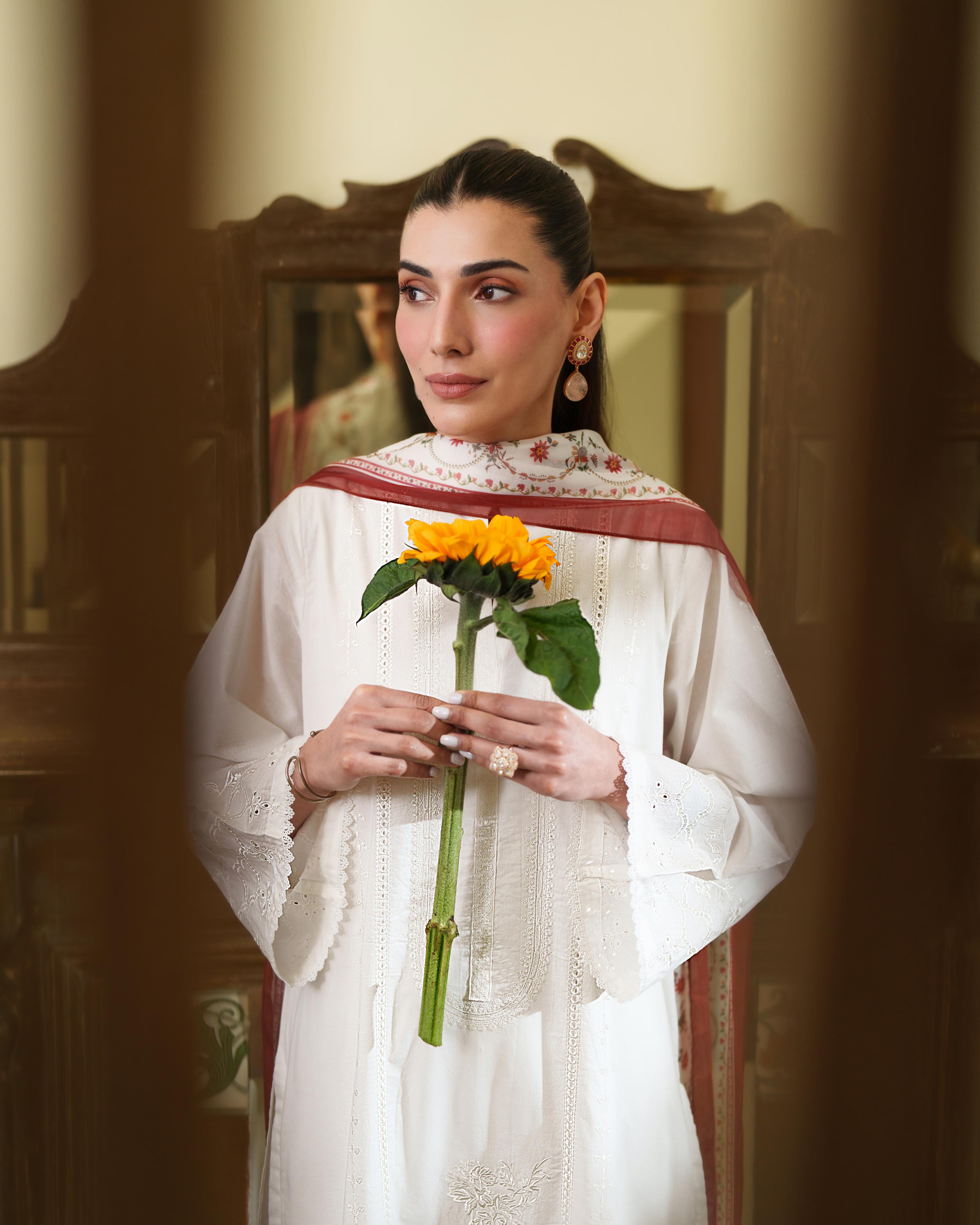 IRIS WHITE LUXURY EMBROIDERED LAWN 3PCS SET - READY TO WEAR